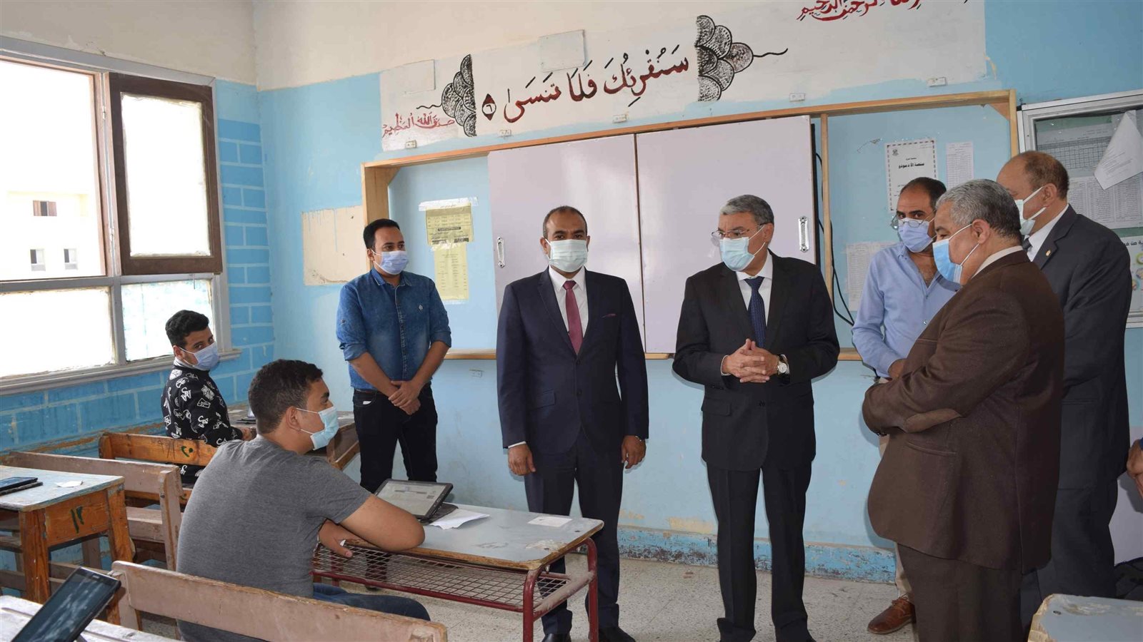 محافظ المنيا يتفقد لجان الامتحانات 