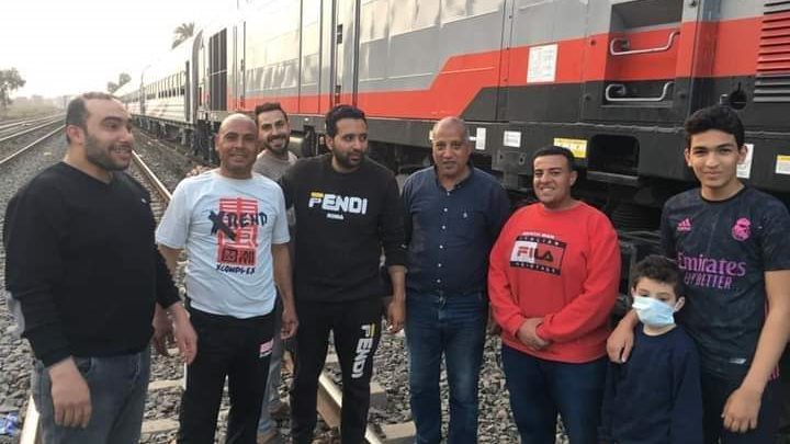 أهالى الدلجمون بالغربية يوزعون مياه 