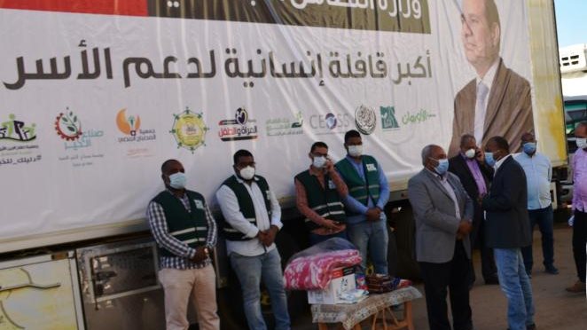 جانب من توزيع الشنط الرمضانية