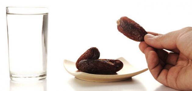 من فاتته صلاة الظهر ويتكاسل عن قضائها..هل يقبل الله صيامه