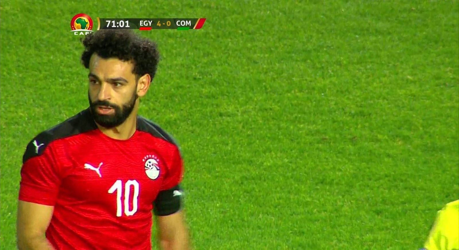 السولية يمنح محمد صلاح شارة منتخب مصر 