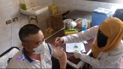 مواطن صيني يتلقى لقاح كورونا في سوهاج