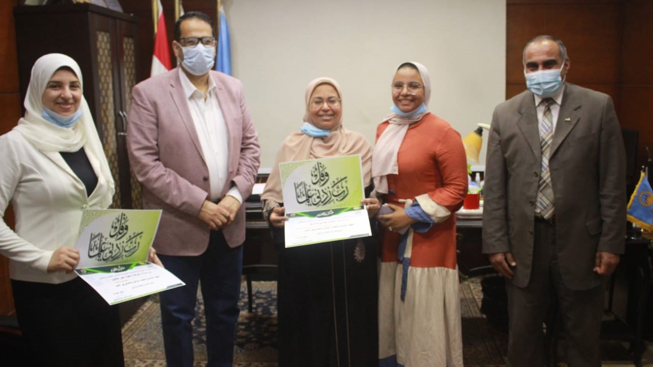 وكيل التعليم  يكرم معلمات أحدى المدارس بغرب طنطا لتميزهن 