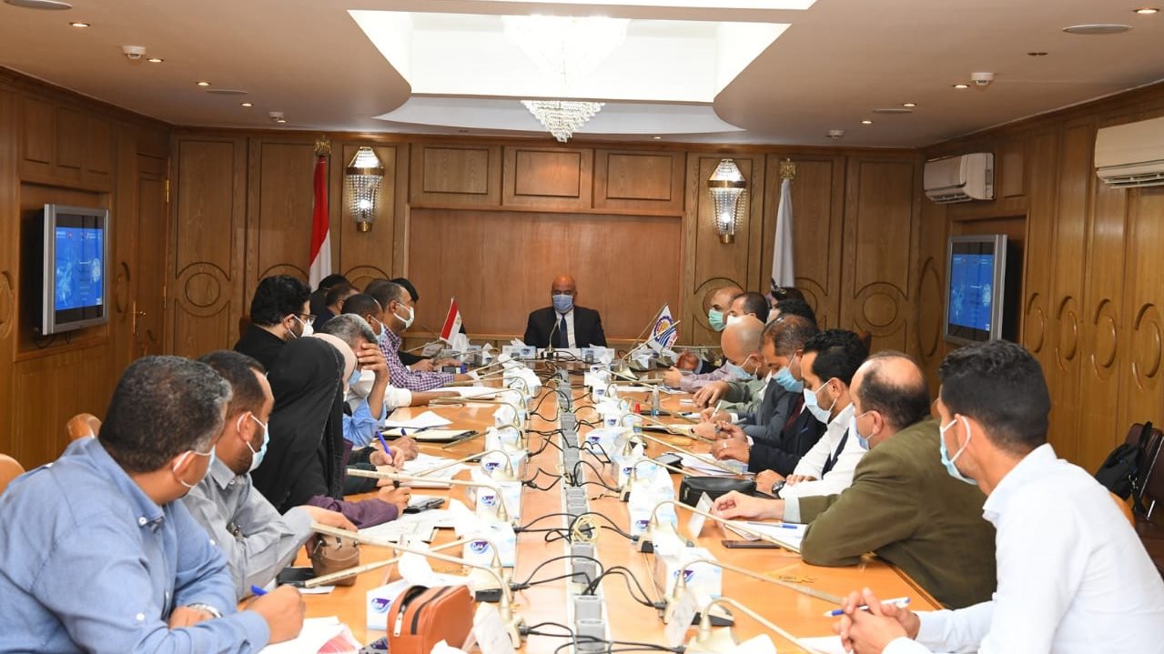 اجتماع محافظ قنا