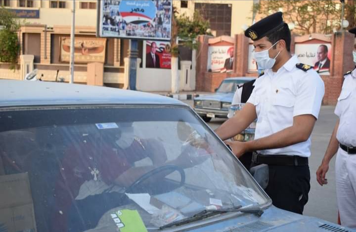 ضابط يوزع وجبات الإفطار على أشقاء الوطن "الأقباط"