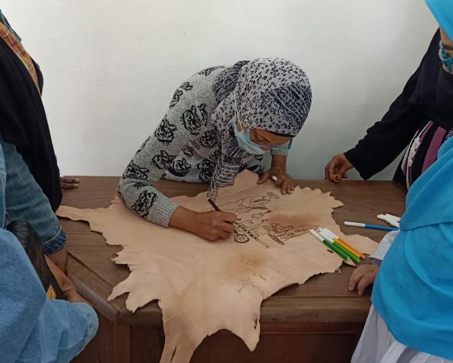 ورشة عمل عن الكتابة بالجلد 