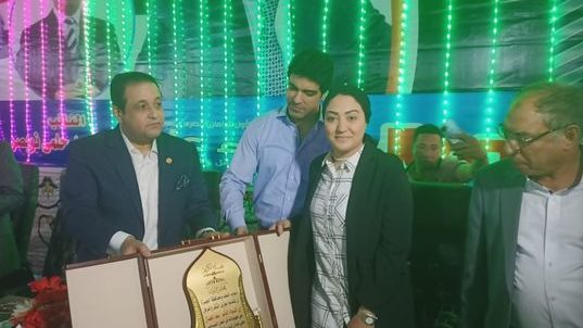 النائب علاء عابد أثناء تكريمه للنائبة أسماء سعد الجمال