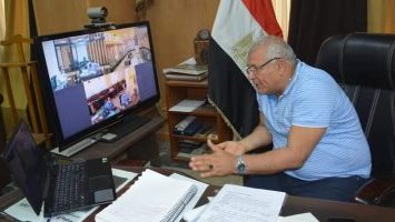 المحافظ اثناء الاجتماع
