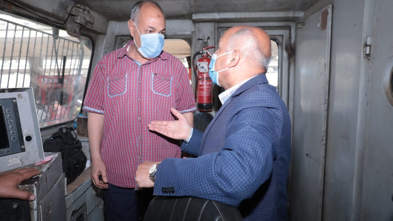 وزير النقل والسائق 