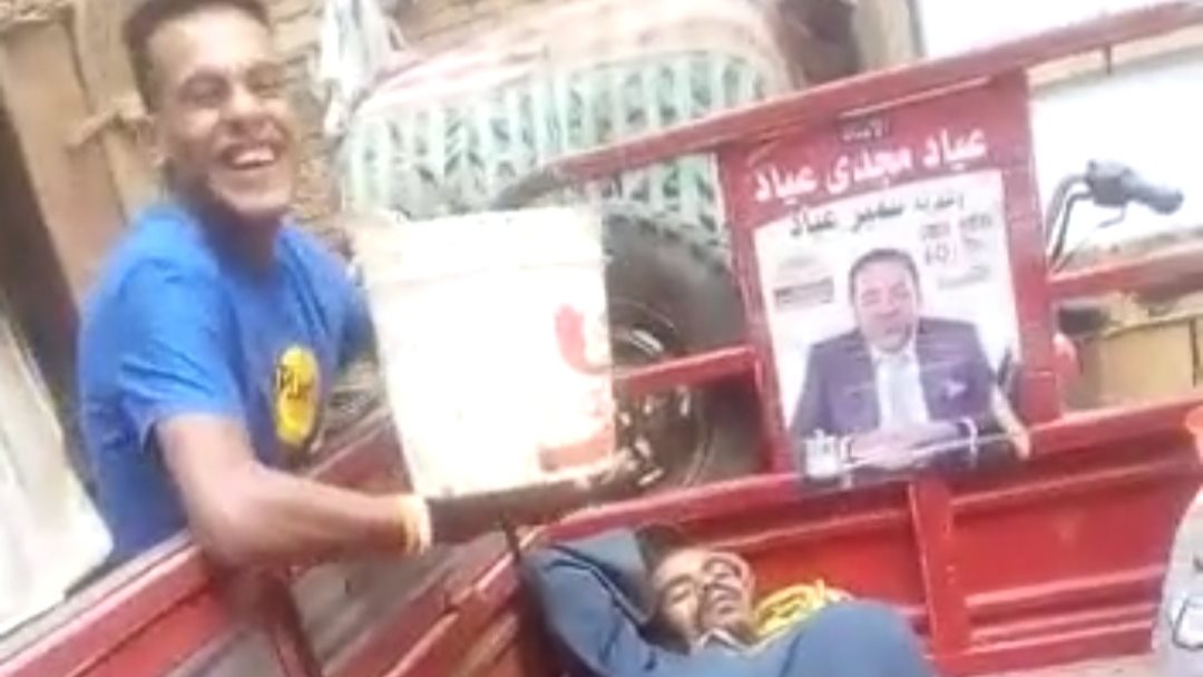 شاب يعتدي على مشرد بالشارع