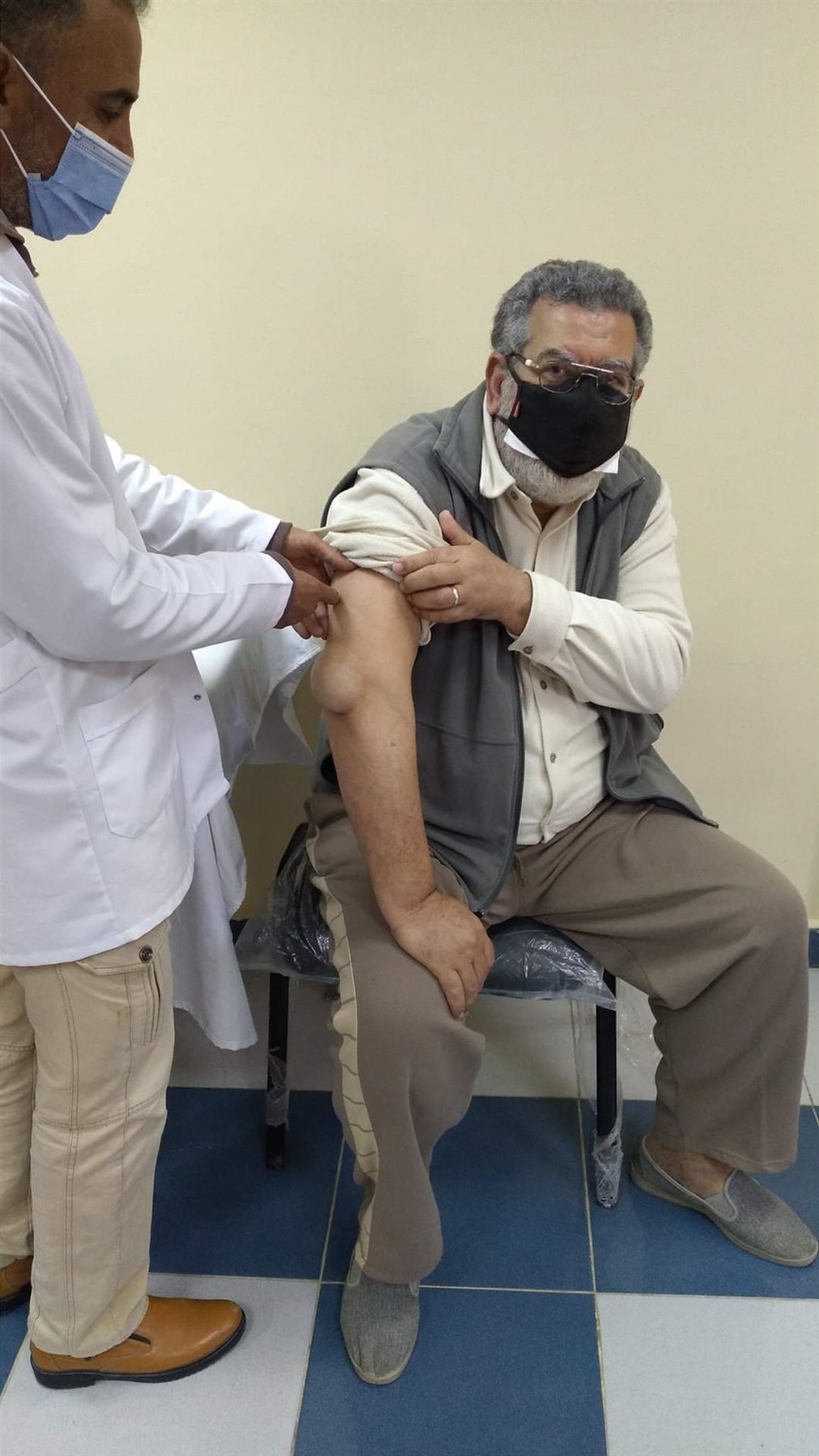 تلقي لقاح كورونا بمستشفي العريش العام 