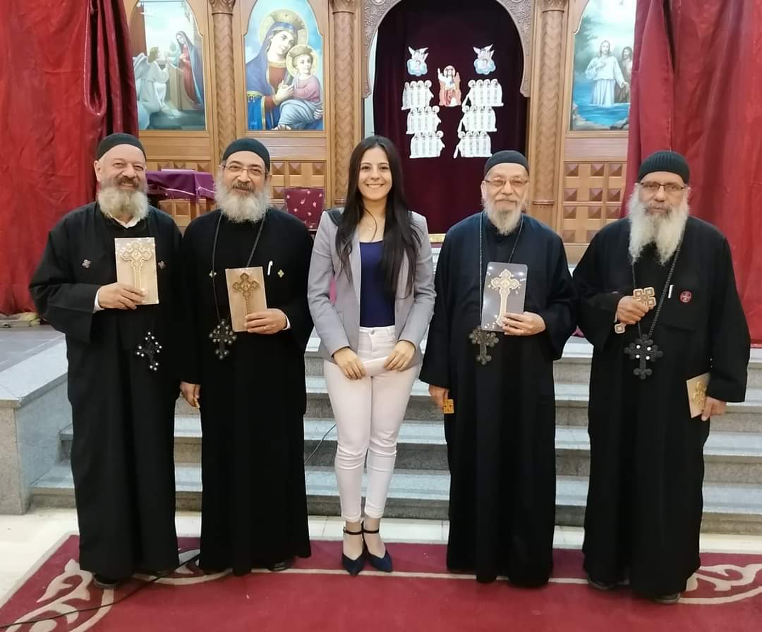 محررة "صدى البلد" مع كهنة الكنيسة دميانة بالعدوية