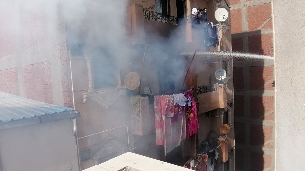 السيطرة علي حريق هائل بعمارة سكنيه أثر ماس كهربائي بكفرالزيا