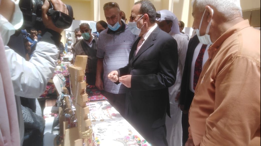 شوشه يفتتح معرض المشغولات اليدوية بالعريش 