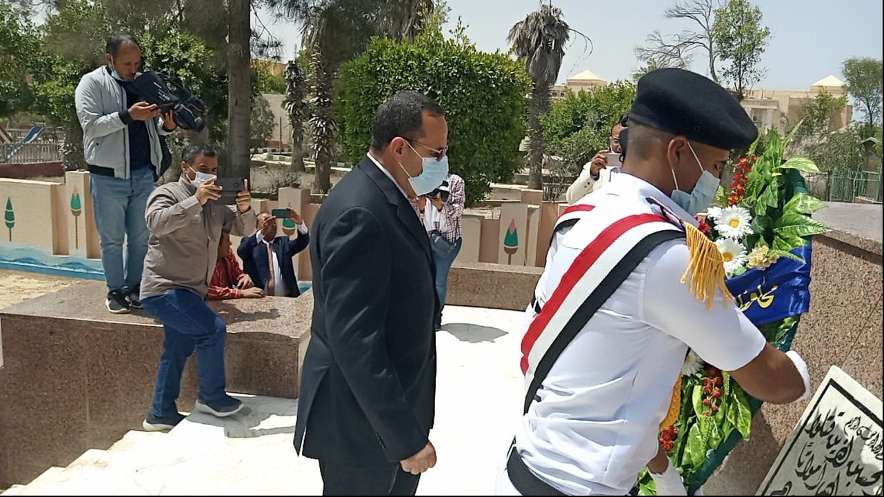 شوشة  يضع اكليل الزهور علي قبر الجندي المجهول بالعريش 