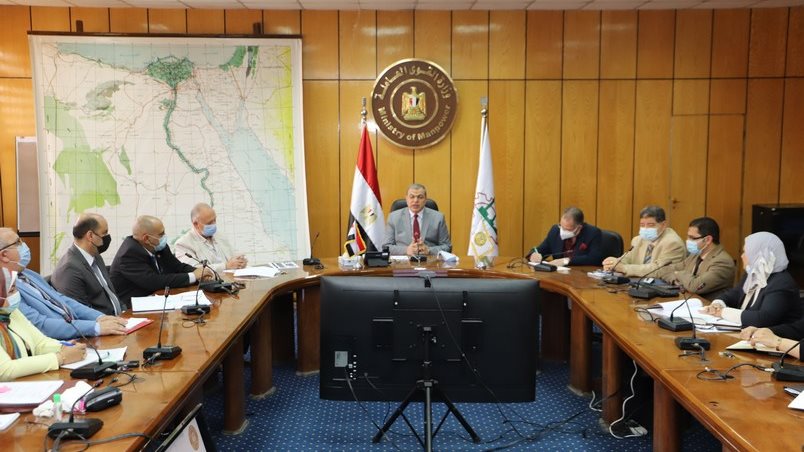 وزير القوى العاملة في الاجتماع الأسبوعي