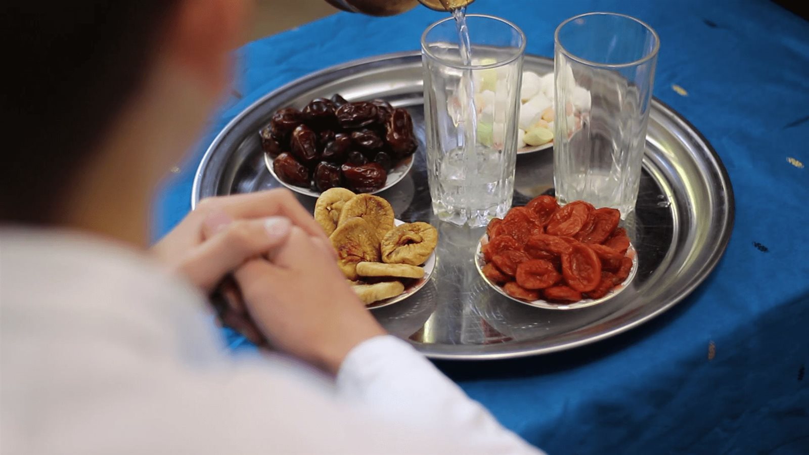 حكم المجاهرة بالفطر في نهار رمضان بعذر أو بدون.. الأزهر يجيب