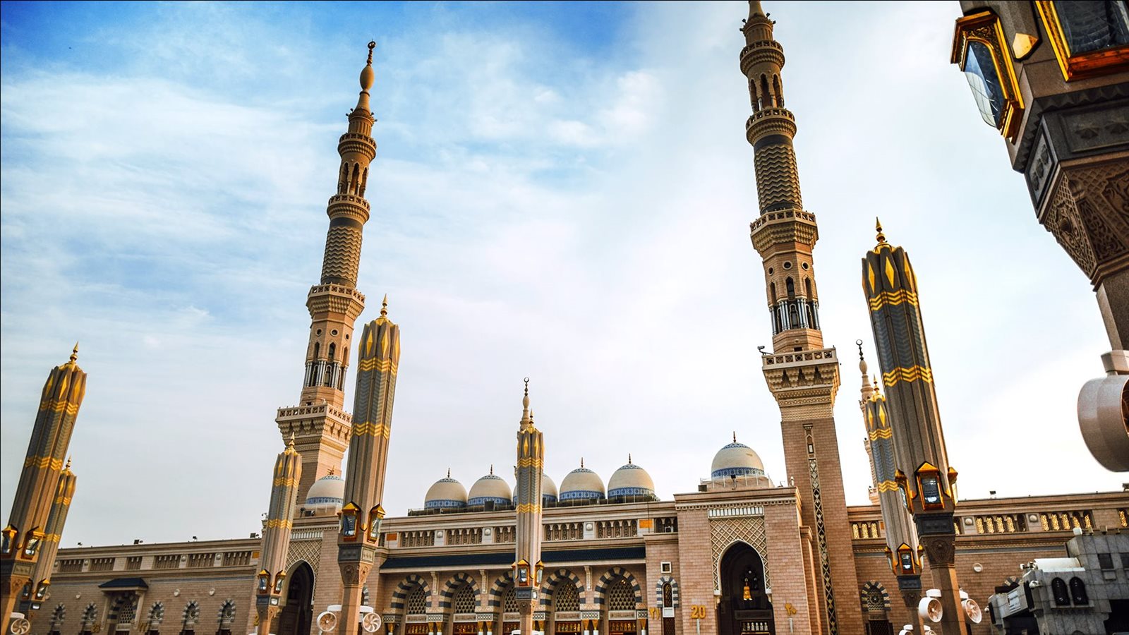السعودية تغلق 39 مسجدا بسبب كورونا