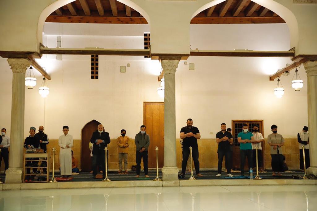 هل يجوز الرجوع من الصف الأول ليقف مكاني آخر أفضل مني؟