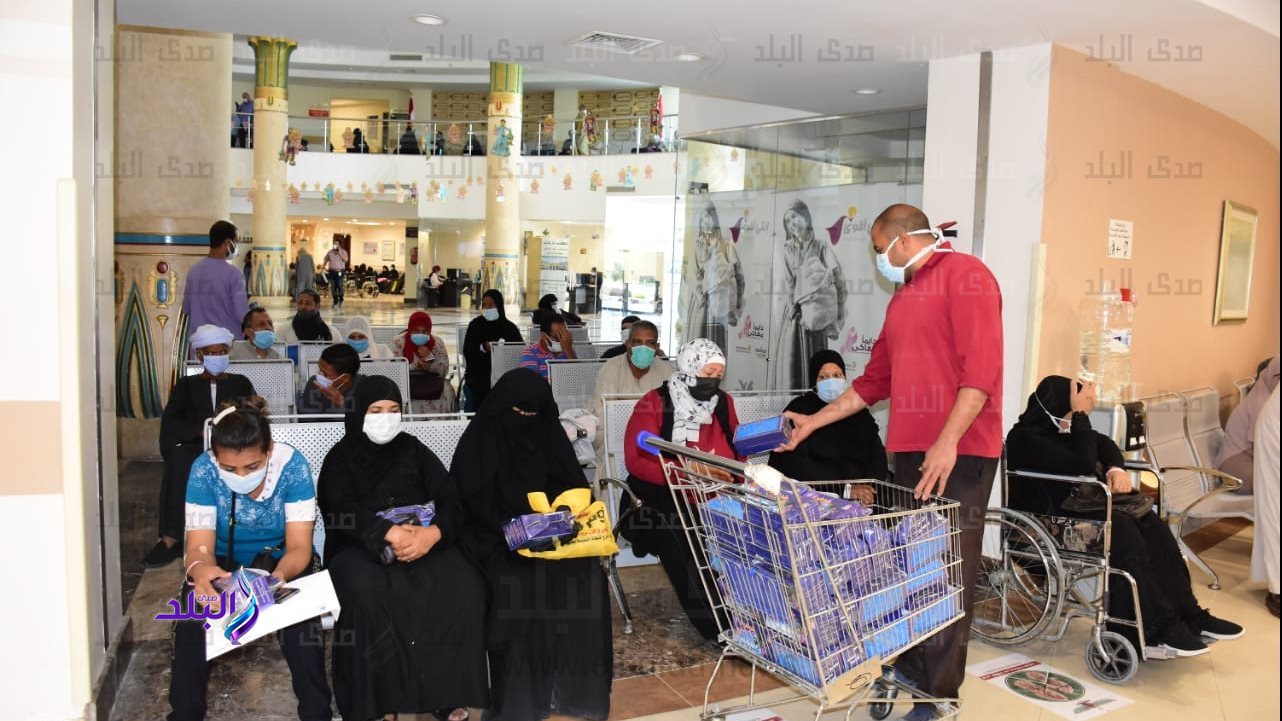 محافظ الوادى الجديد يهدى 1700 علبة تمر للمرضي  الاورام 