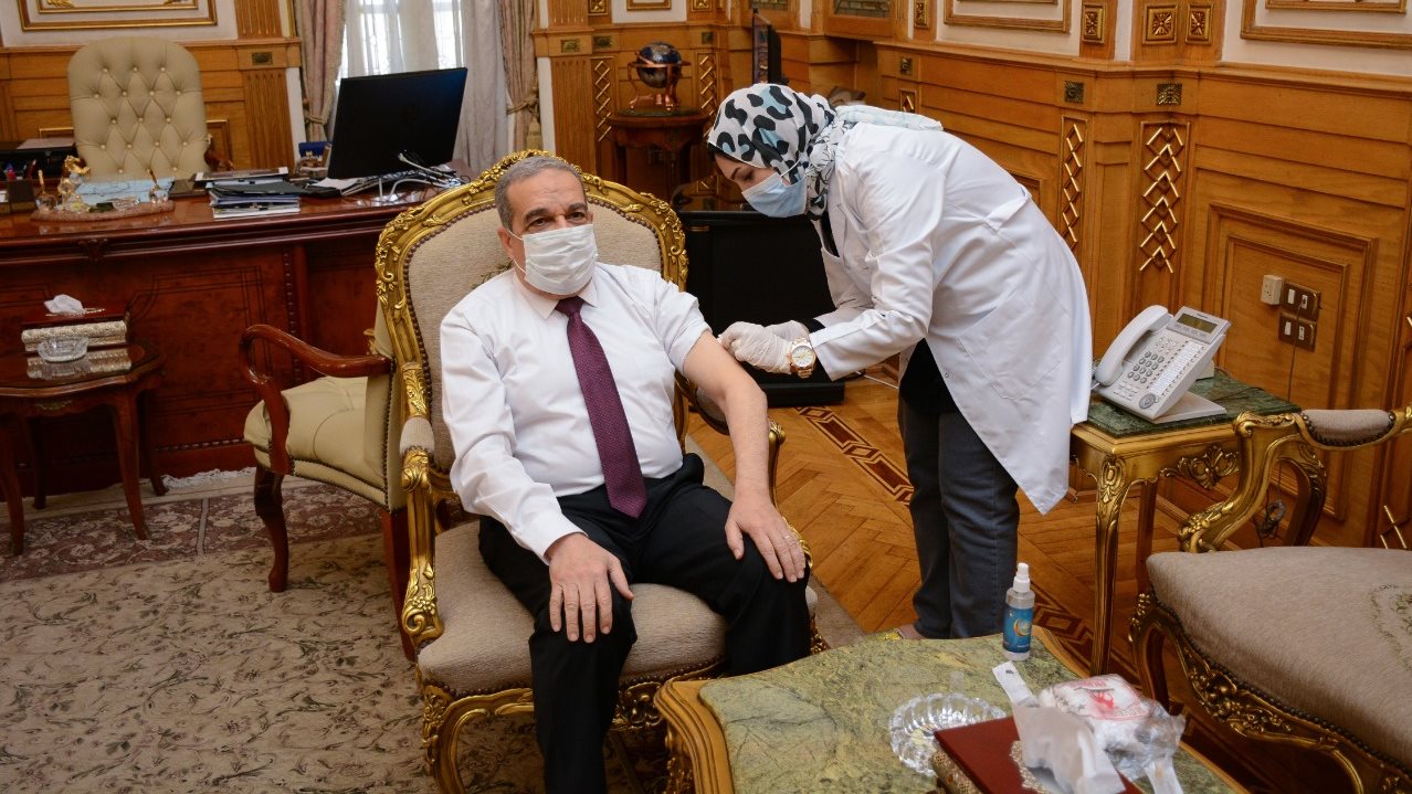 وزير الدولة للإنتاج الحرب يتلقى لقاح كورونا