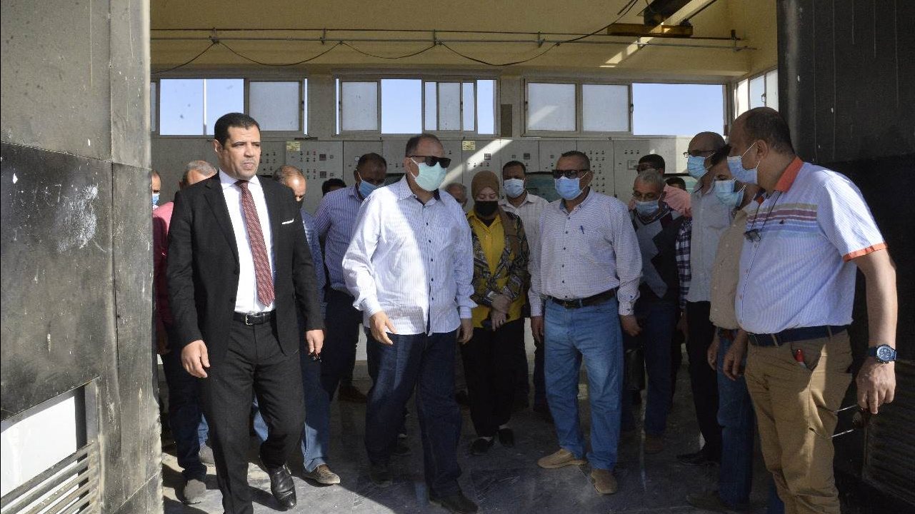  محافظ أسيوط يتفقد محطة معالجة صرف صحي منفلوط بالظهير الصحرا
