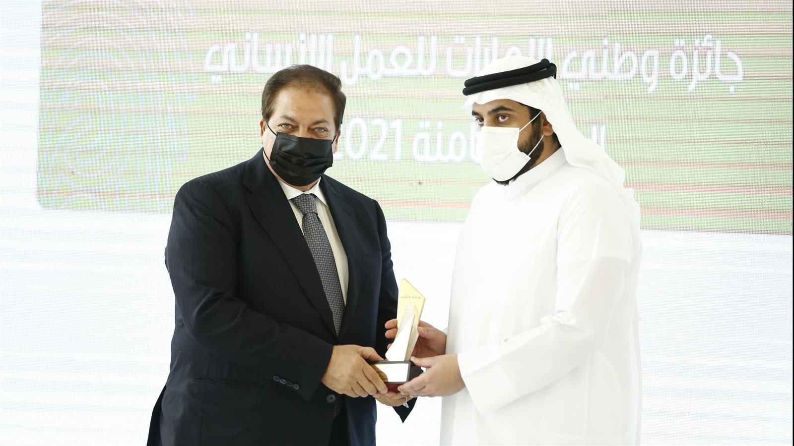 أبو العينين يتسلم الجائزة من مؤسسة محمد بن راشد للمعرفة