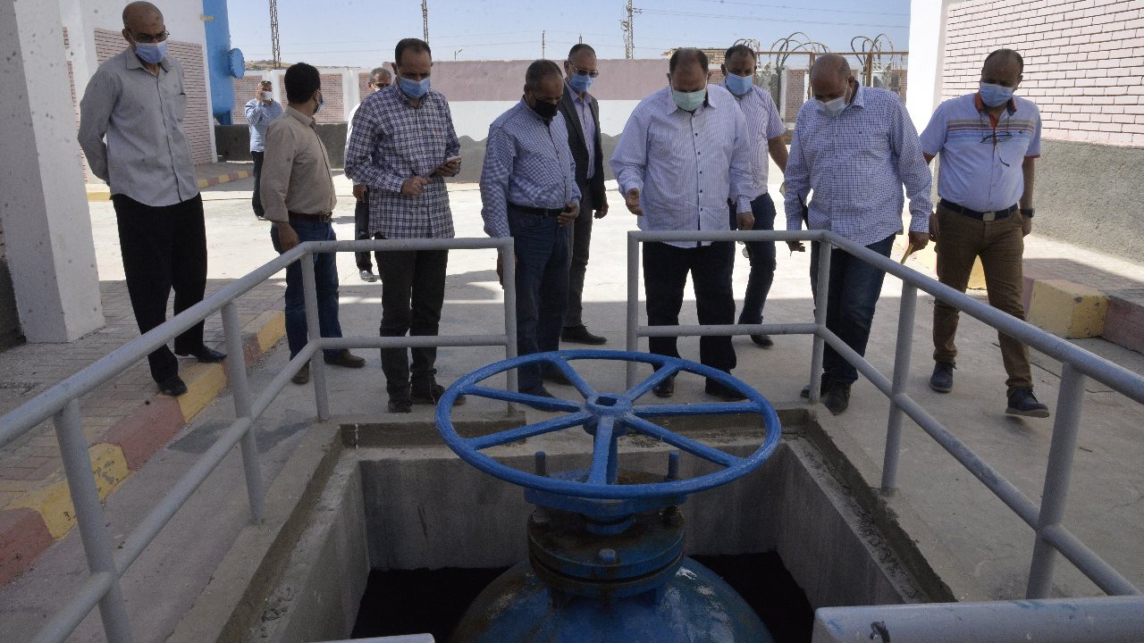 محافظ أسيوط يتفقد محطة معالجة صرف صحي ديروط بالظهير الصحراوي