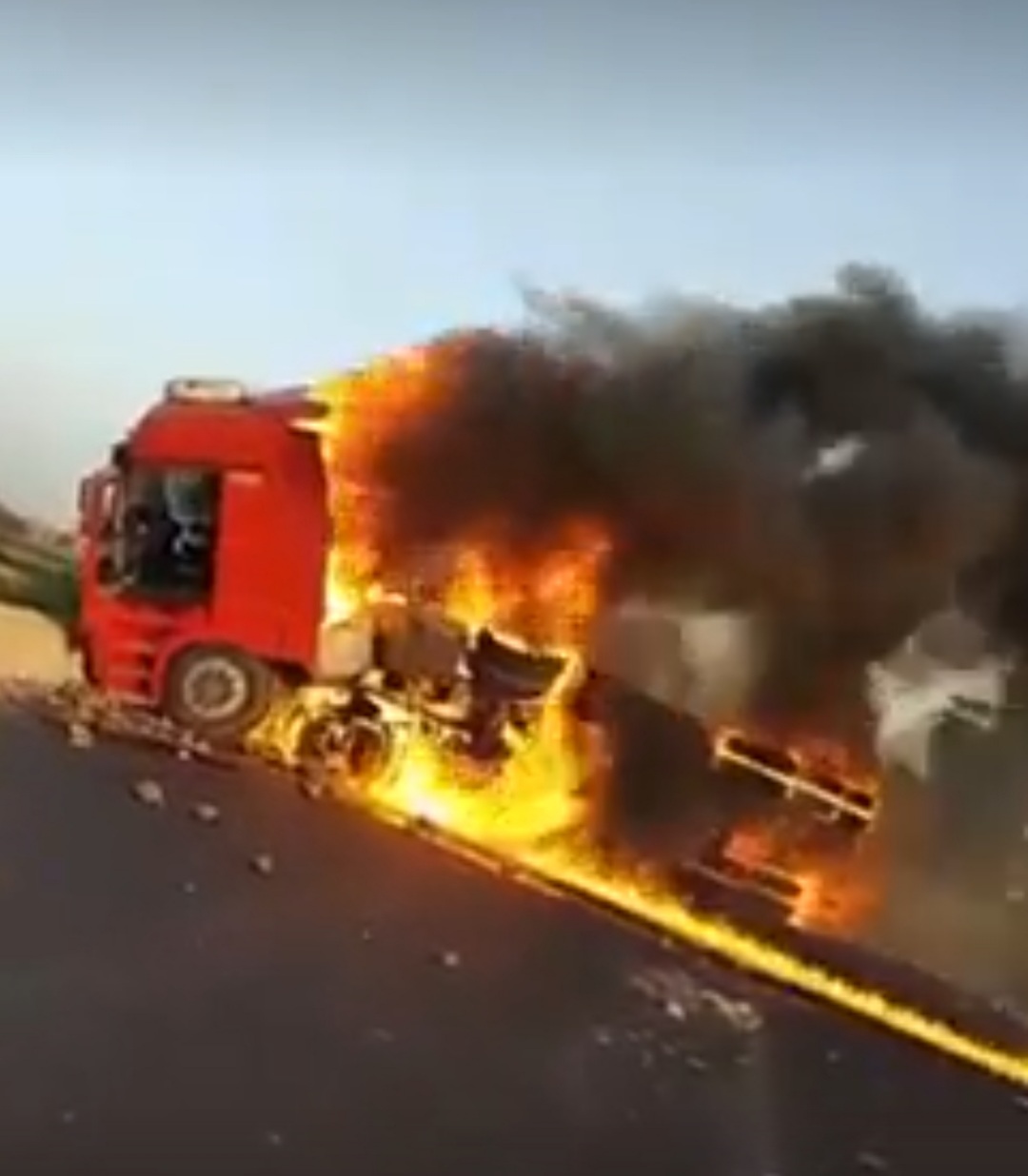 صورة للسيارة المحترقه على طريق جمصه