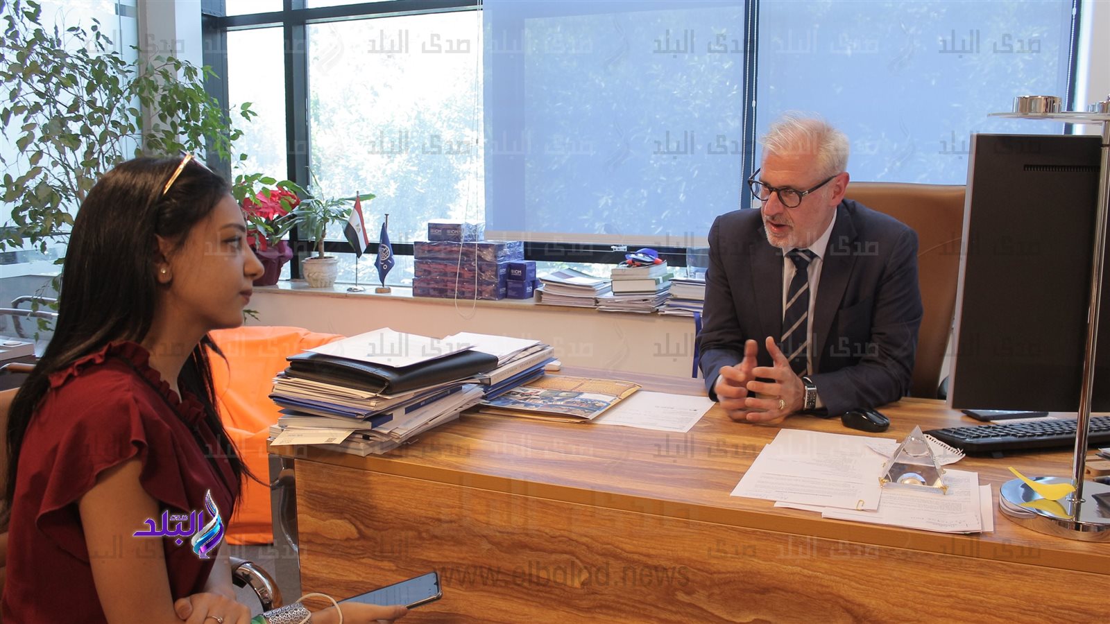 السيد لوران دي بوك مع محررة صدى البلد