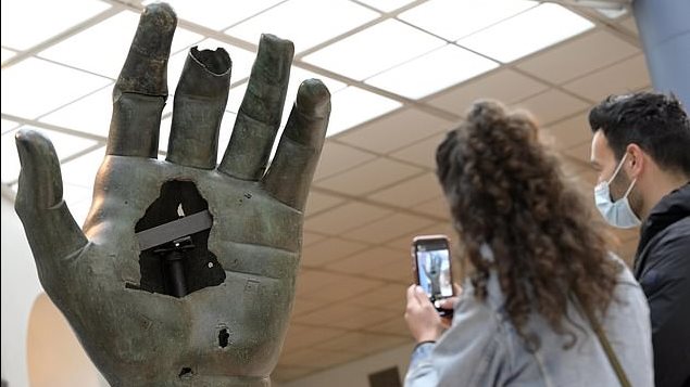 يد تمثال الإمبراطور الروماني قسطنطين العظيم