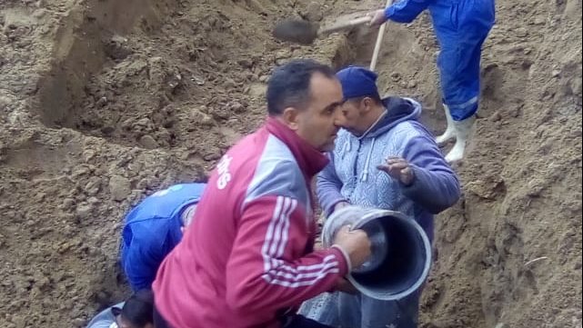غسيل لشبكات مياه الشرب بصورة دورية بحضور فريق الشبكة