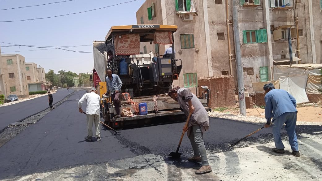 العماله تتحدي حرارة الجو في الوادي الجديد