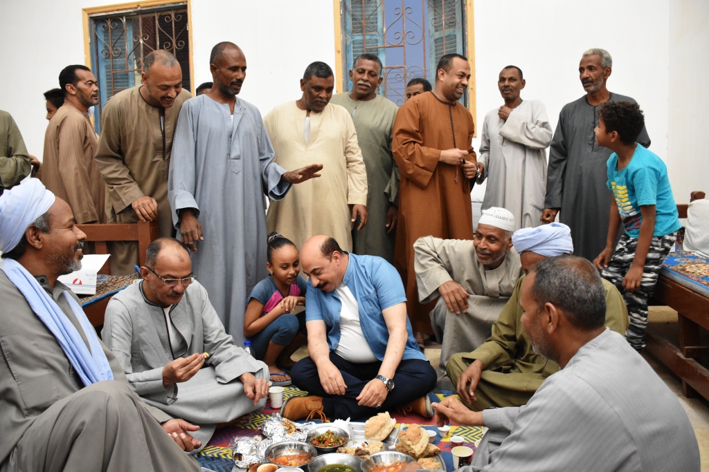 محافظ أسوان يتناول وجبة إفطار رمضان مع أهالي العطواني 