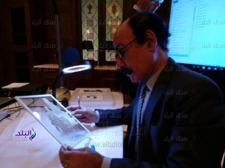 د. عاطف نجيب يدرس شذرات مخطوطات قبطية