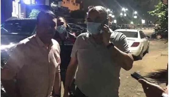 لحظة غلق كافيه الفنان مصطفى كامل