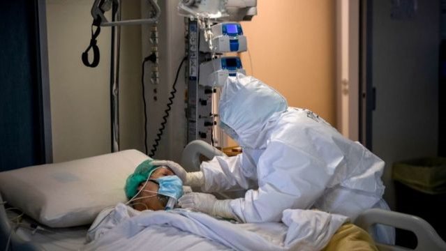 4 فنانين في العناية المركزة