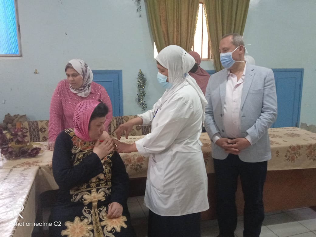 نزلاء،مؤسسة كبار السن بنبروه يتلقون الجرعه الاولى للقاح 