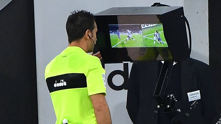 حكام الـ var