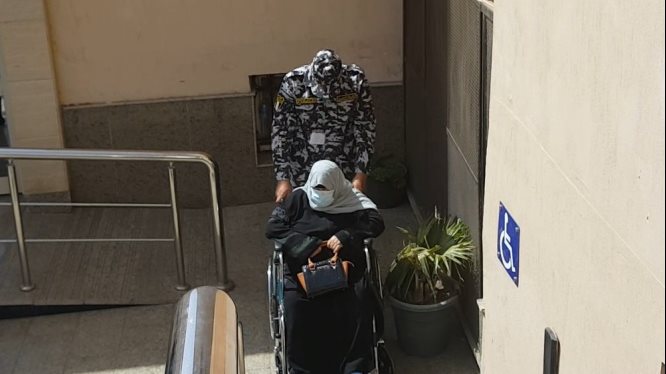 مساعدة كبار السن