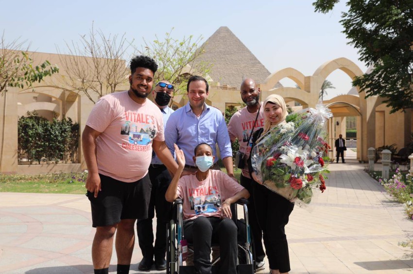أسرة السيدة الأمريكية المصابة بالسرطان أمام أبو الهول