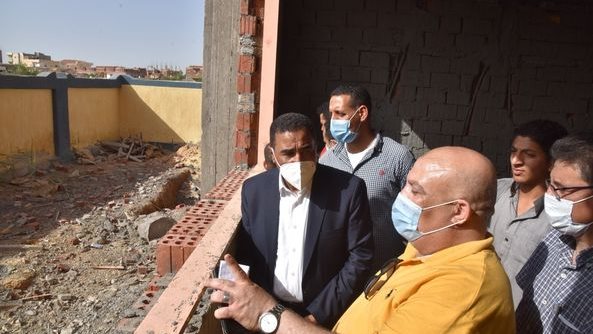 محافظ مطروح خلال تفقد احدا المدارس