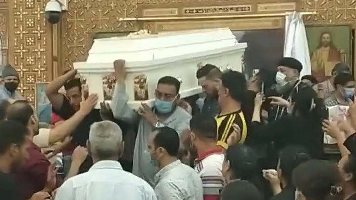 أسرة الراهب المشلوح تصلي على جثمانه بكنيسة العذراء