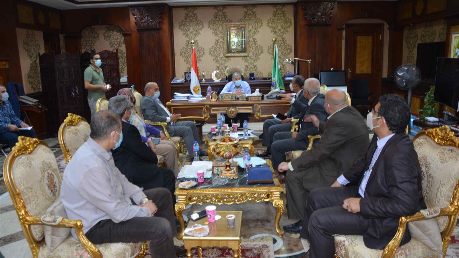 محافظ المنيا يجتمع مع نواى الشيوخ