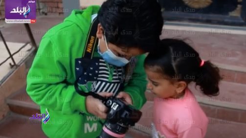  عبد الرحمن ورداني أثناء جولة تصويرية مع أخته مريم  