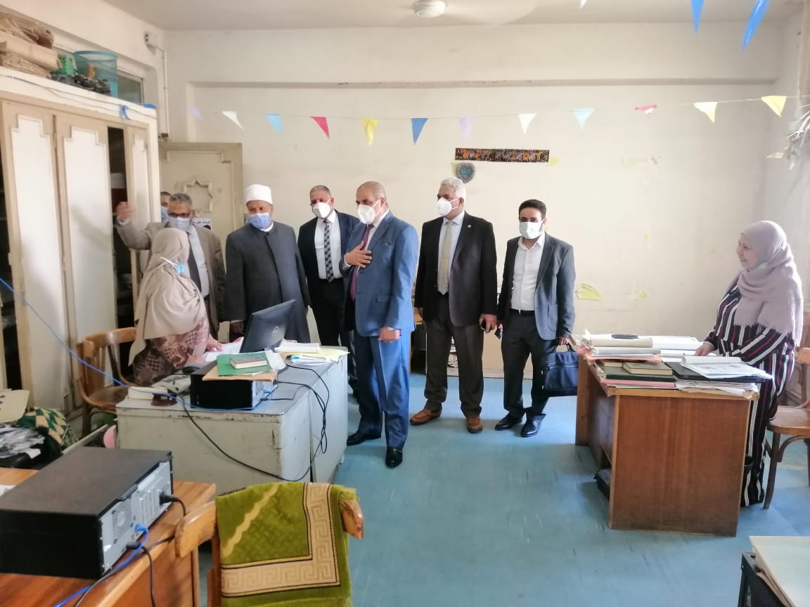 رئيس جامعة الأزهر يتجول داخل الإدارات لتهنئة الموظفين بالعيد