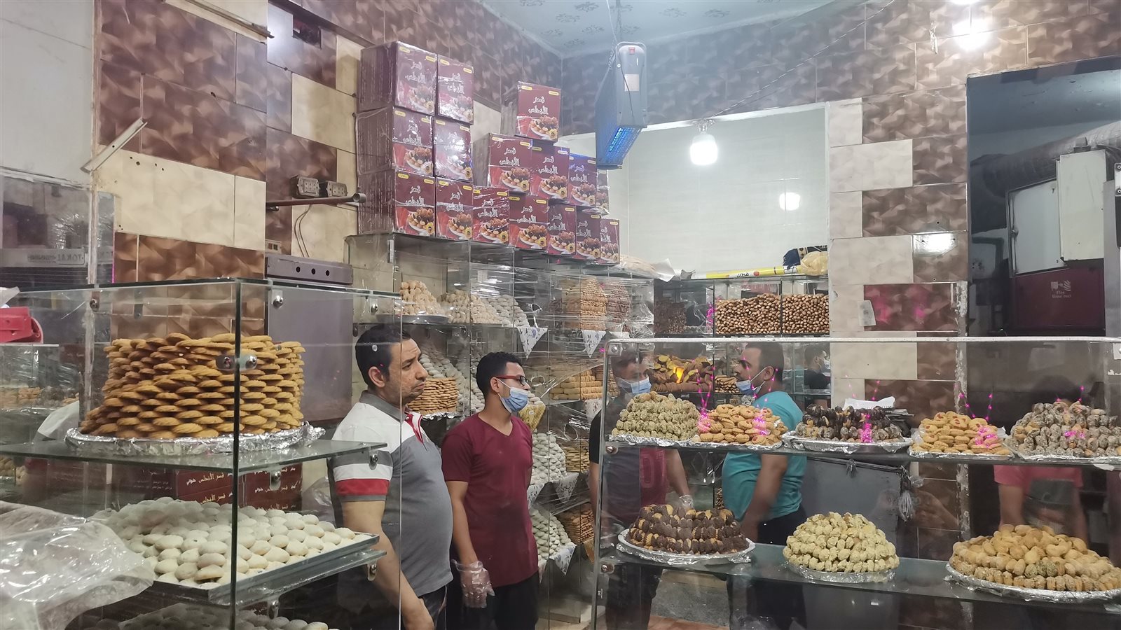 إقبال المواطنين على شراء الكحك والبسكويت بالمنيا 