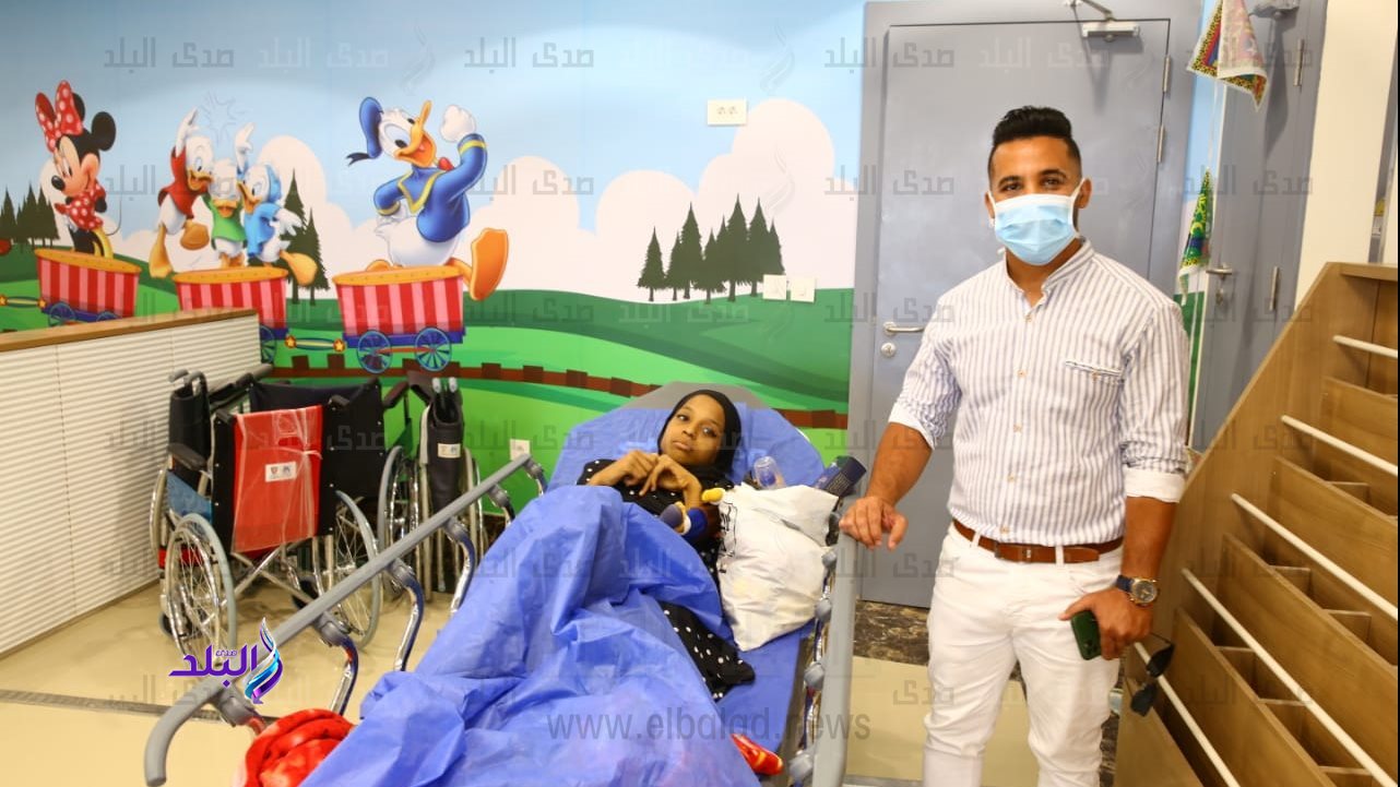 اليوتيوبر مصطفي شحات يوزع العاب وهدايا على أطفال السرطان
