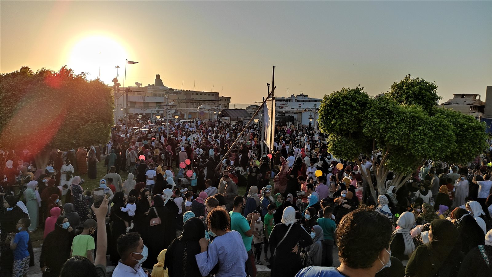 آلاف من المصلين يؤدون صلاة العيد دون اجراءات احترازية