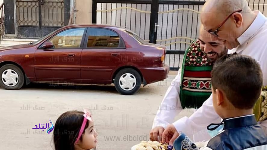 أطفال يوزعون حلوة العيد على المصلين بالأقصر 